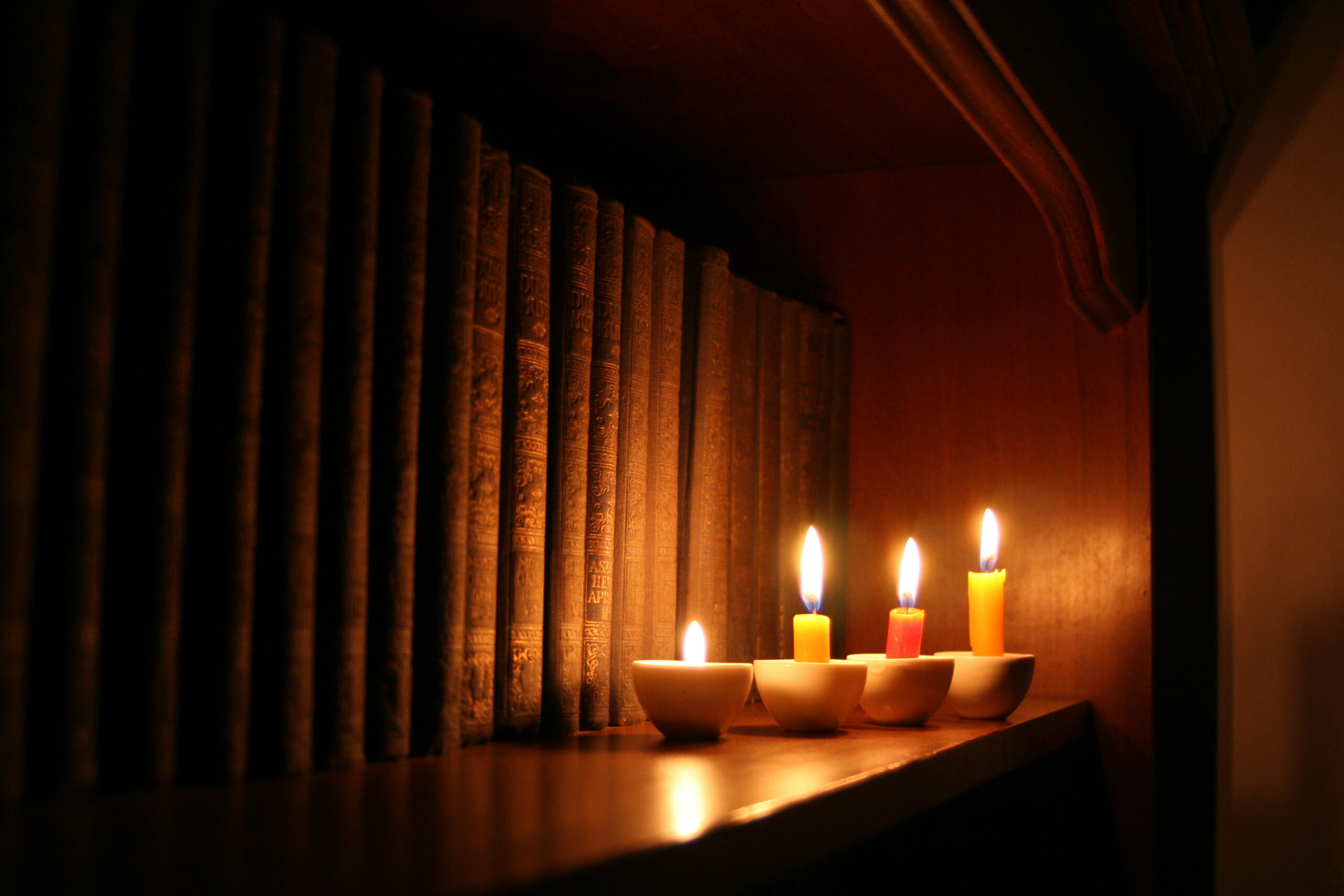 Свечи горели прошлую ночь песня. Темная комната со свечами. Тёмная комната освещенная свечой. Фон свечи Церковь. Есенин свеча.